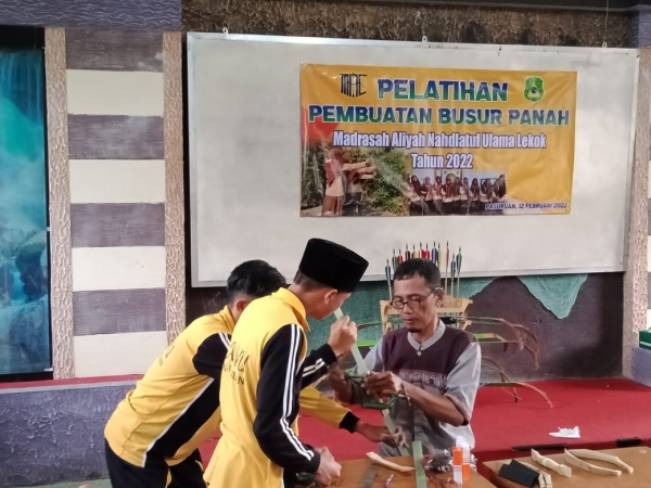 Ekstrakurikuler Panahan melaksanakan pelatihan membuat busur panah
